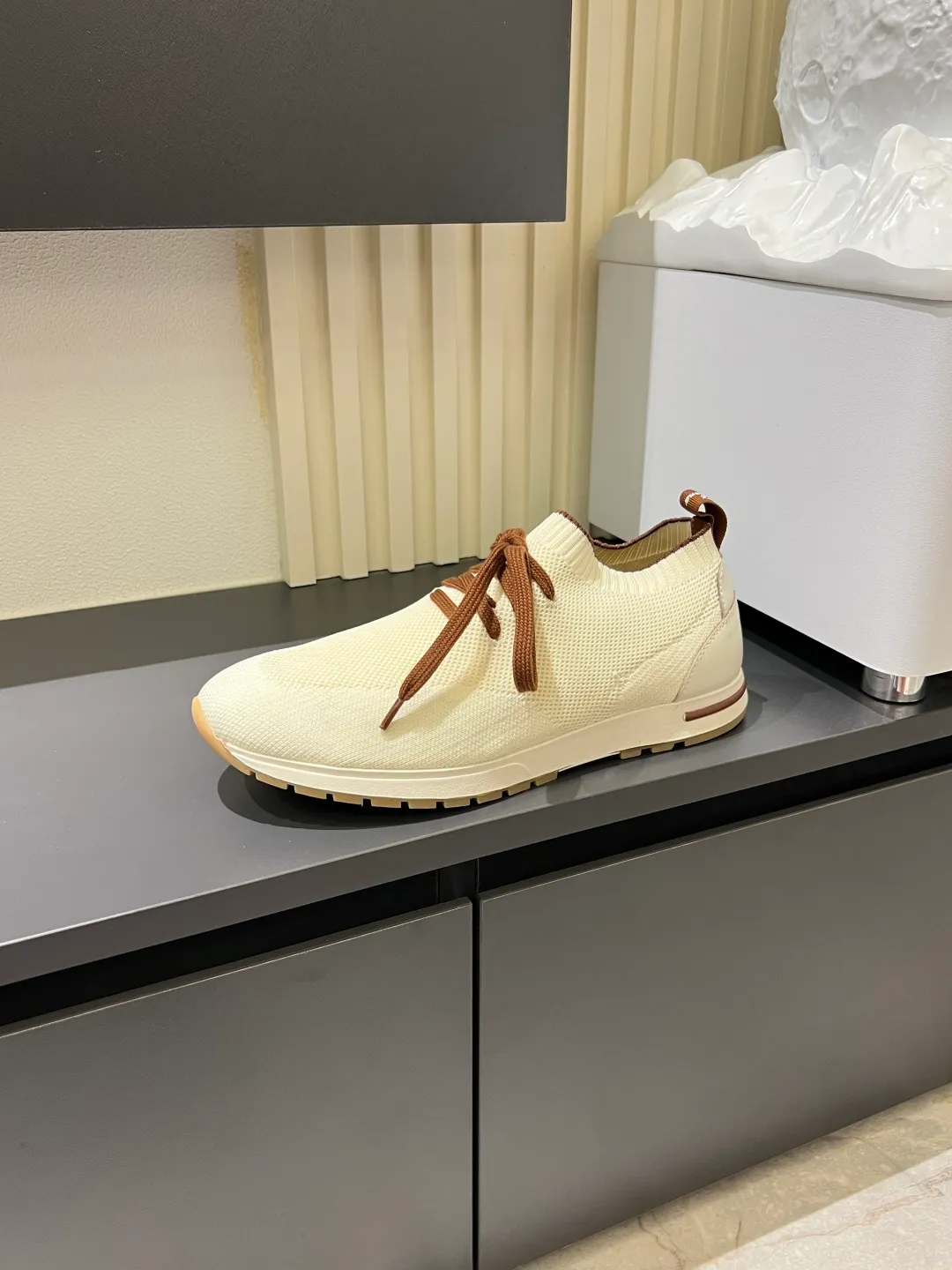 Men's Men's Shoes 💰p380 Loro Men's Shoes 💰piana/Noyo Piana 360 L Men's Shoes 💰p Flexy Walk Men's Sports Shoes These sports shoes are made of knitted wool uppers, and the heel is wrapped in smooth calf leather. Merino sheep are selected from Australia and New Zealand. The upper is machine-woven like a sweater, and then equipped with a white rubber outsole and a Kummel-colored sole. It is both beautiful and non-slip. The fabric is 100% cashmere and the insole is calf leather. It is super comfortable on the feet! Comes with full original packaging! Multiple colors available! Size: 38-44 (45 customized)
